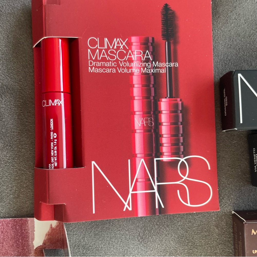 Makeup sample bundle - NARS, Charlotte Tillbury, Estée Lauder and more - Picture 4 of 6